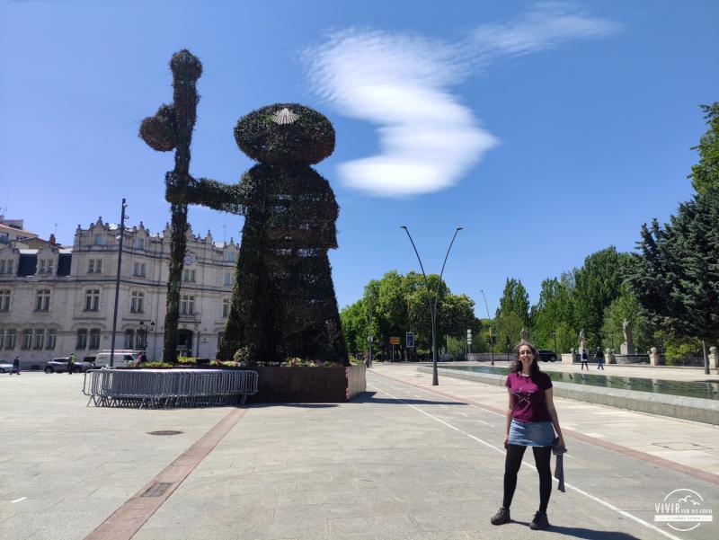 Escultura floral de peregrino en la ciudad de Burgos