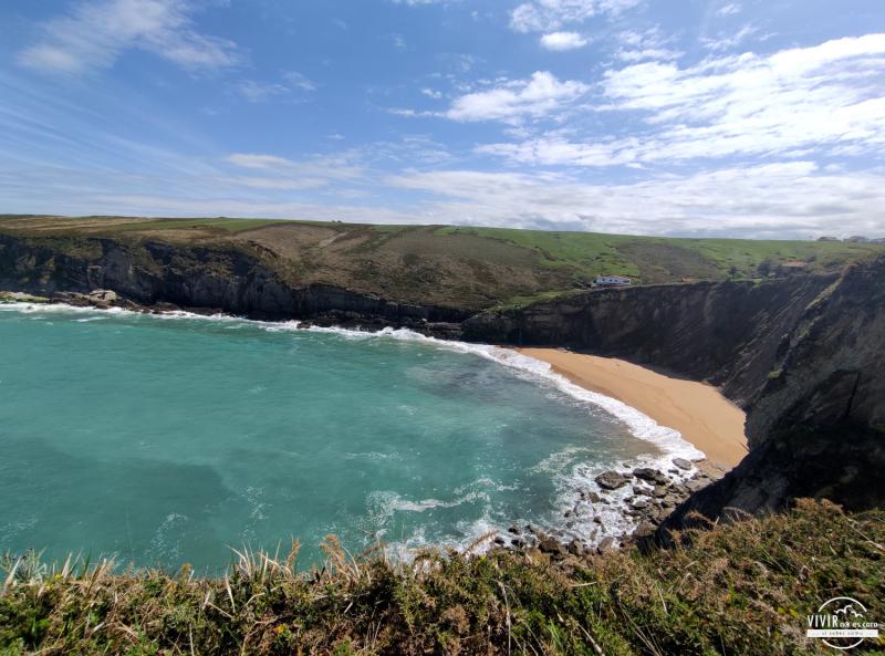 Playa Covachos en la Costa Quebrada (Cantabria)