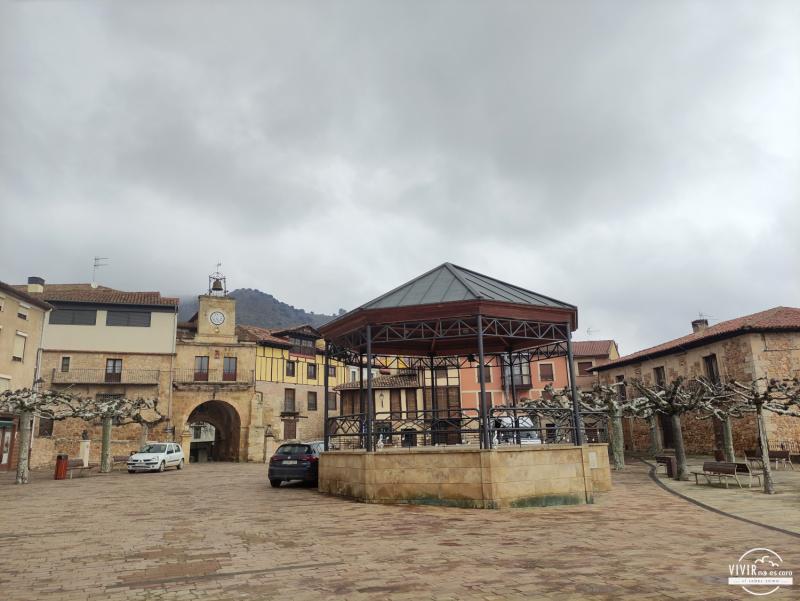 Templete en la Plaza Nueva de Poza de la Sal