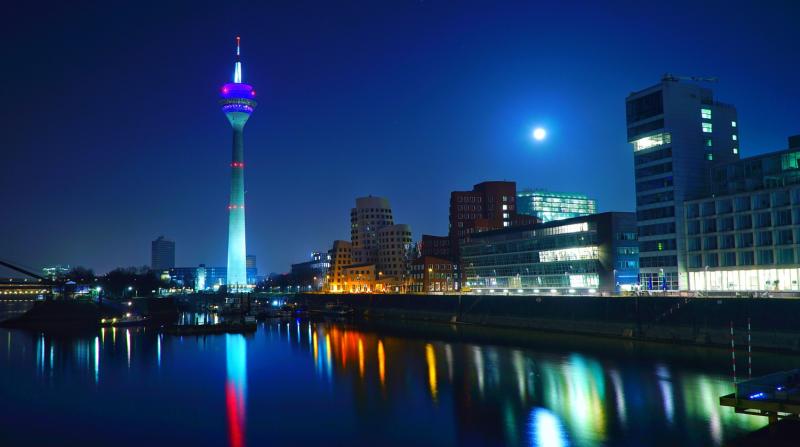 Rheinturm iluminado en Medienhafen Düsseldorf