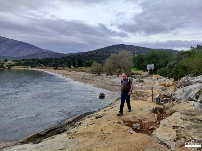 Cueva prehistórica Franchti Cave desde la playa Lampagianna (Peloponeso, Grecia)