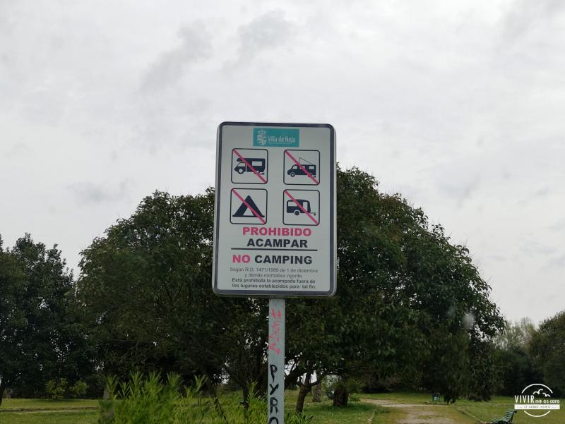 Señal prohibido acampar (Noja, Cantabria)