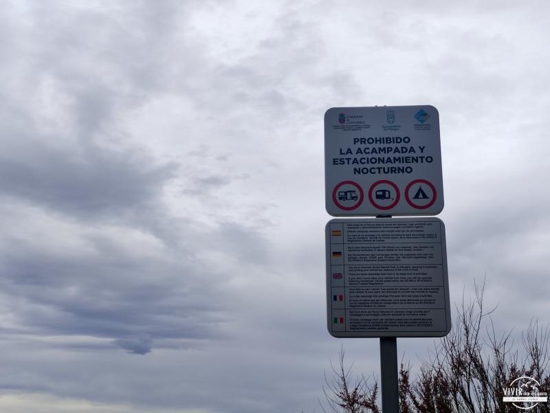 Señal prohibición pernocta y acampada en el Parque Nacional de las Dunas de Liencres (Cantabria)