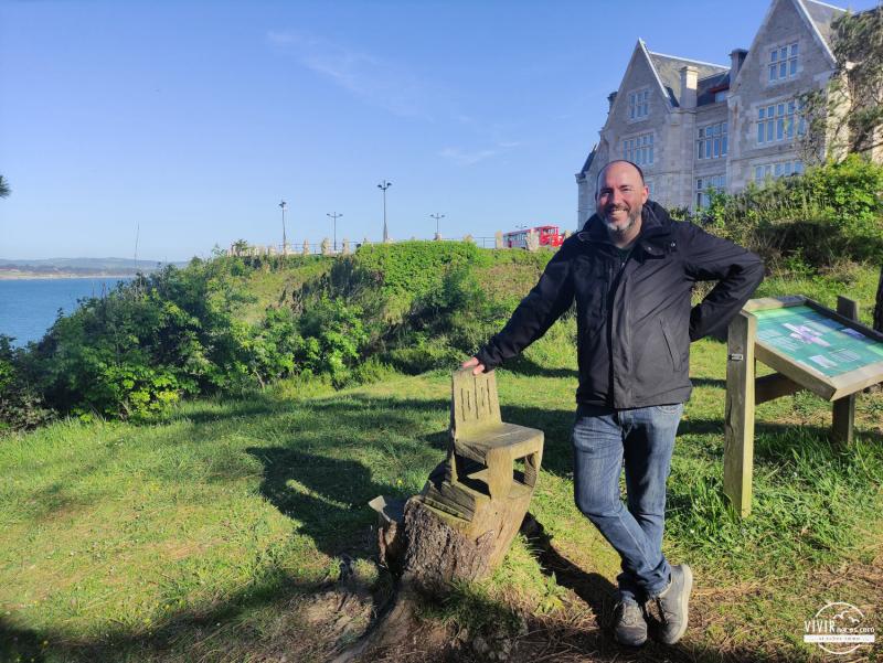 Silla tallada en un tronco (Península de la Magdalena, Santander)