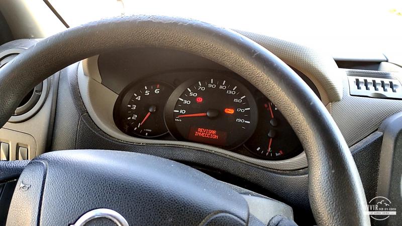 Luz de avería Revisar Inyección en una furgoneta Nissan NV400