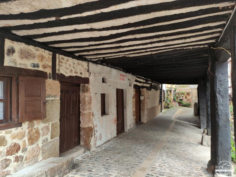 Soportal en el casco histórico de Poza de la Sal (Burgos)