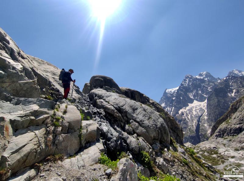 Líneas de vida en la subida al Refugio del Glaciar Blanco (Alpes, Francia)