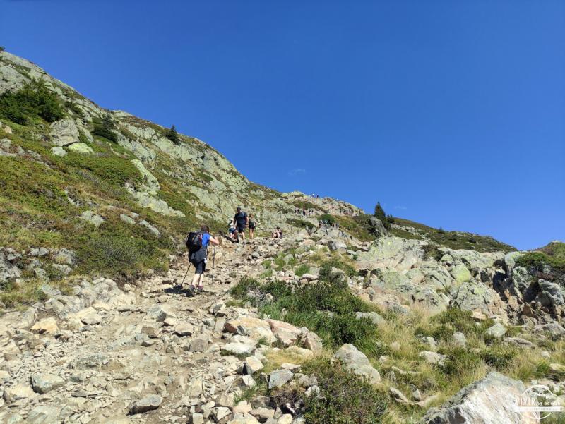 Subida cuesta arriba en la ruta al Lac Blanc desde la Flégère