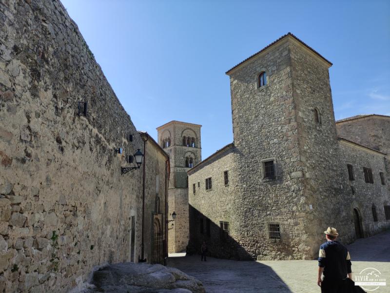 Al fondo la Torre Campanario de la Iglesia de Santa María la Mayor