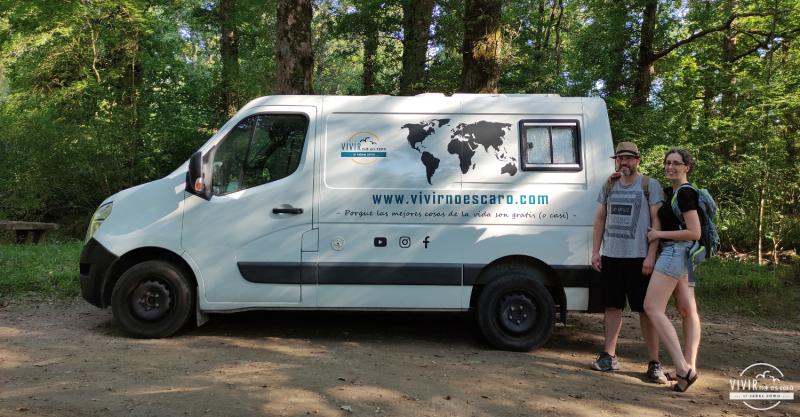 Viajeros nómadas en furgoneta camper