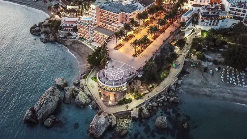 Vista aérea del Balcón de Europa en Nerja