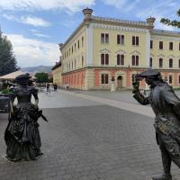 Escultura de bronce de un caballero cortejando a una dama (Alba Carolina, Rumanía)