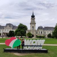 Keszthely letrero WOW Hungary frente al Palacio de Festetics