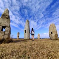 Escultura 12 menhires (A Coruña)