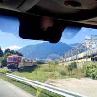 Seguridad en paso a nivel en vía de tren de Rumanía