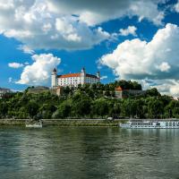 Castillo de Bratislava sobre el río Danubio