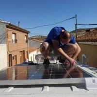 Instalación placa solar rígida en furgoneta camper