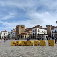 Letras amarillas en la Plaza Mayor de Cáceres (Extremadura)