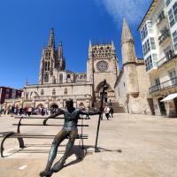 Estatua de peregrino frente a la Catedral de Burgos