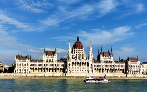 El Parlamento de Hungría en barco (Budapest)