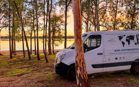 Embalse en Cáceres en furgoneta camper