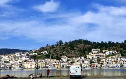 Furgoneta camper frente a Poros (Grecia)