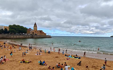 Gijón: Playa de San Lorenzo con Cimadevilla al fondo