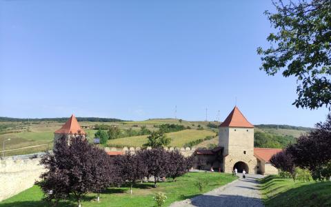Puerta de acceso al interior del Castillo fortaleza ciudadela de Rupea (Rumanía)