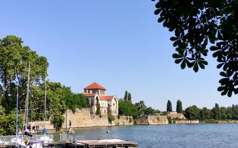 Castillo de Tata desde el embarcadero del Lago Viejo (Hungría)