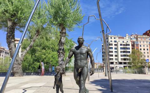 Escultura hombre y niño Evolución Humana en ciudad de Burgos