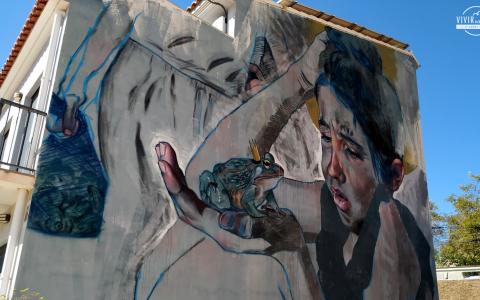 Graffiti mirando a un sapo en Fanzara