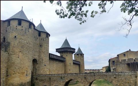 Muralla y entrada a Carcassonne (Francia)