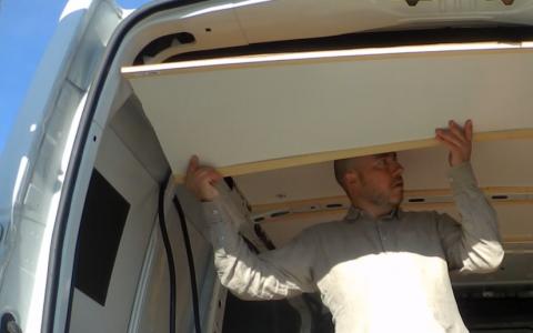 Panelado y revestimiento de techo en furgoneta camperizada