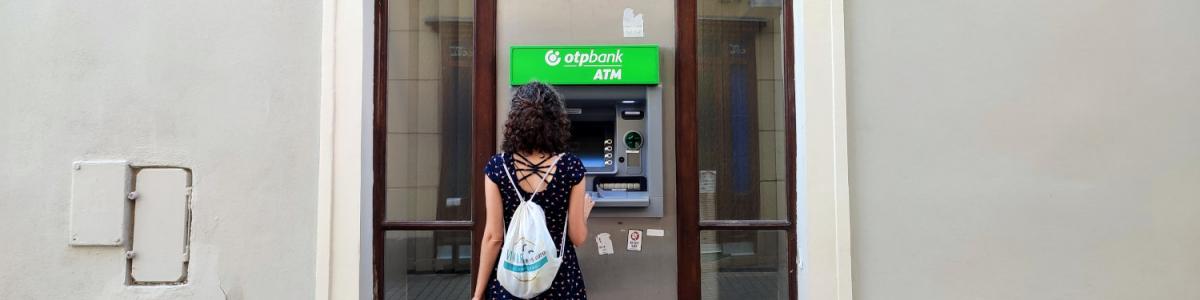 Cajero ATM sacar dinero en el extranjero (Hungría)