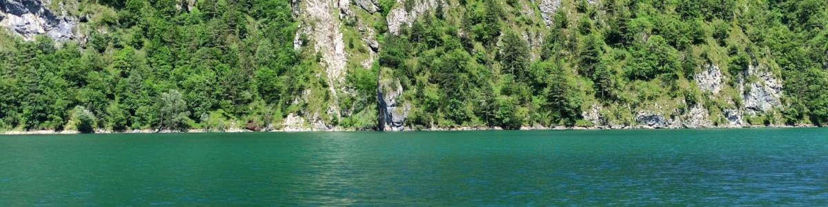 Baño en Dolomitas en el Lago del Mis (Belluno, Italia)