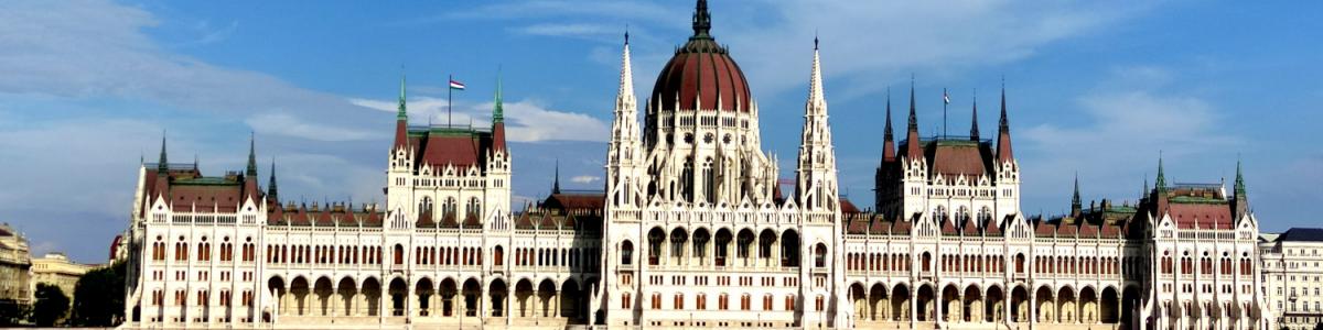 El Parlamento de Hungría en barco (Budapest)