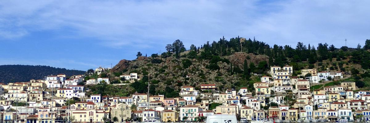 Furgoneta camper frente a Poros (Grecia)