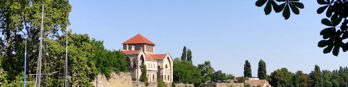 Castillo de Tata desde el embarcadero del Lago Viejo (Hungría)