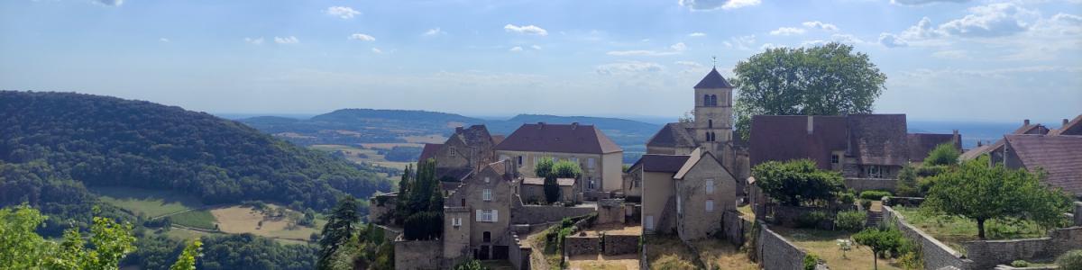 El Château-Chalon desde el mirador de Saint-Jean (Jura, Francia)