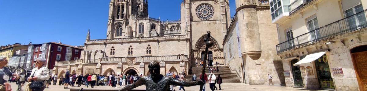 Estatua de peregrino frente a la Catedral de Burgos