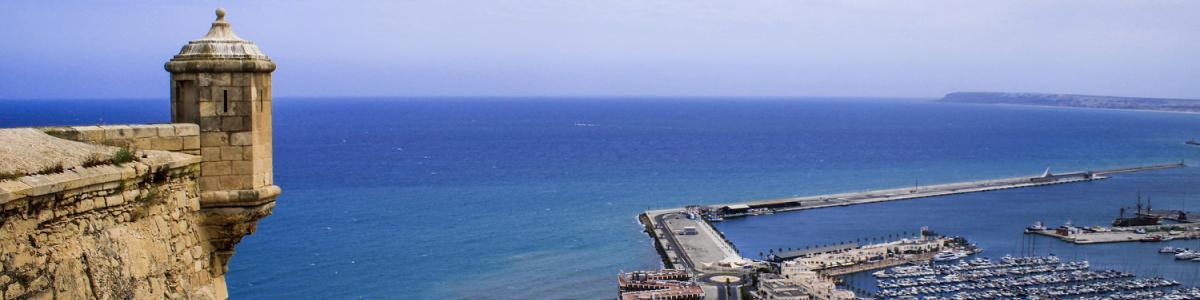 Vistas del puerto de Alicante desde el Castillo de Santa Bárbara